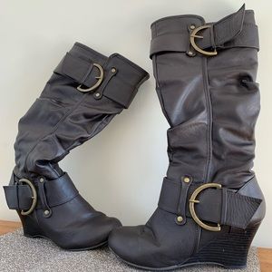 Chocolate brown boots with heel.